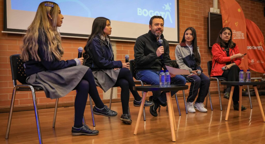 Bogotá limita el uso de celulares en colegio